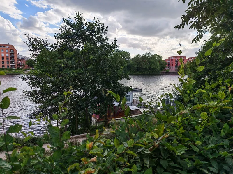 Erste Reihe Spree: 4-Zimmer-Wohnung mit 180 m² eingezäuntem Garten & Bootsliegeplatz — photo 1